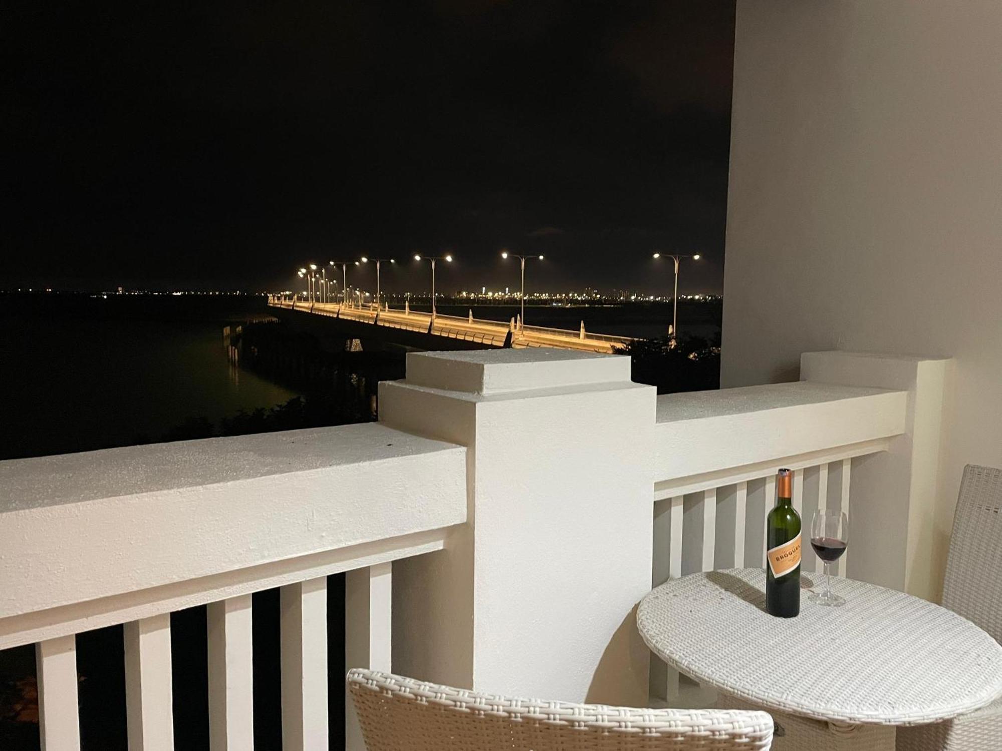 Straits Quay Marina Suites Penang By Aurorahomes Bagan Jermal Exterior foto